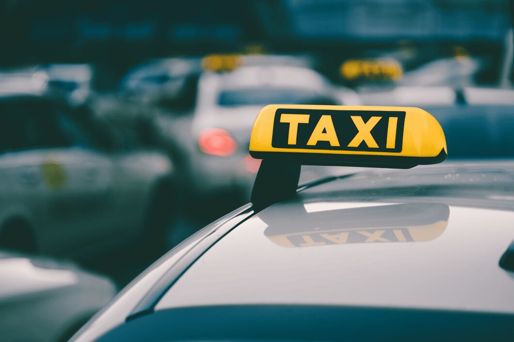 Bạn c&oacute; thể lựa chọn taxi để để bắt trọn vẻ đẹp y&ecirc;n b&igrave;nh của biển Th&ugrave;y V&acirc;n đang chỉ trong v&agrave;i ph&uacute;t (Nguồn: Freepik)